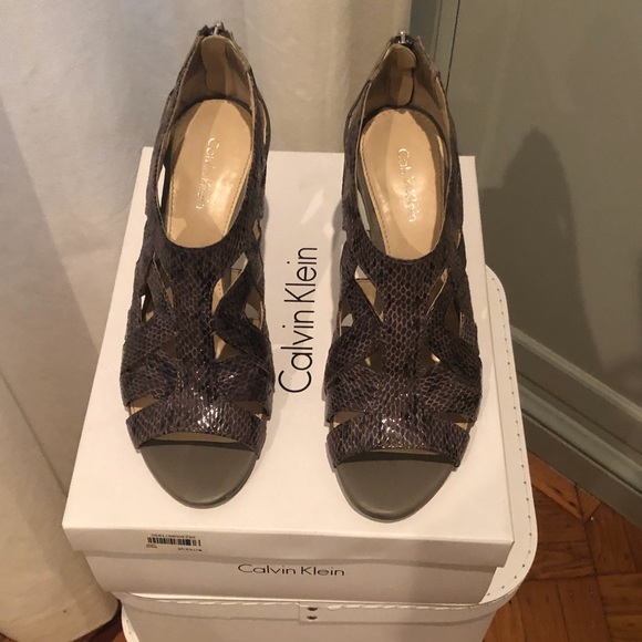 CALVIN KLEIN “KIANI LUX” CAGE SANDAL - Picture 5 of 5